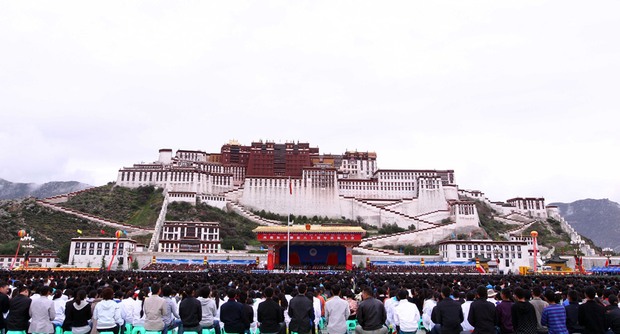 7月19日，西藏和平解放60周年庆祝大会在拉萨举行。西藏各族各界干部群众2万多人参加庆典。这是大会会场。
